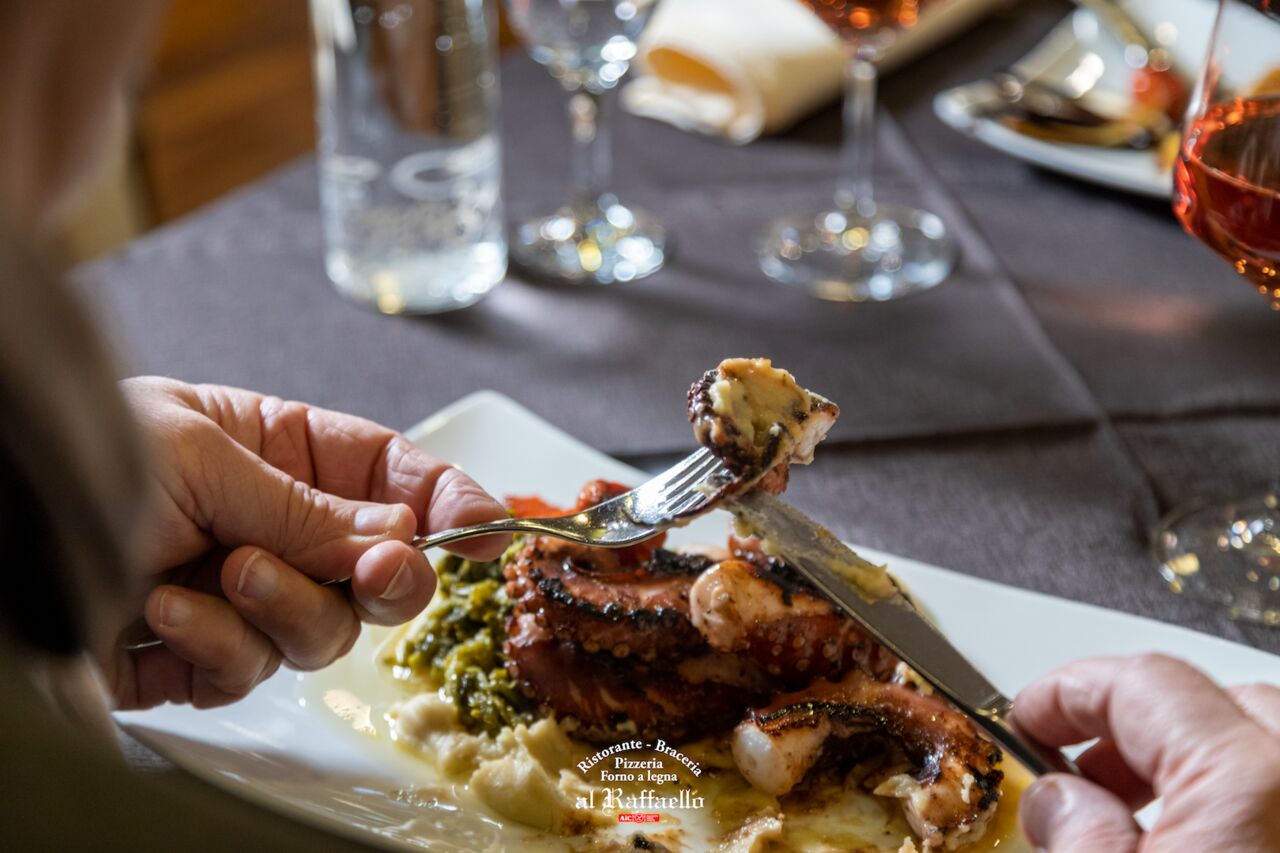 Secondo piatto di Mare: Polpo alla brace su letto di purea fave e rape stufate