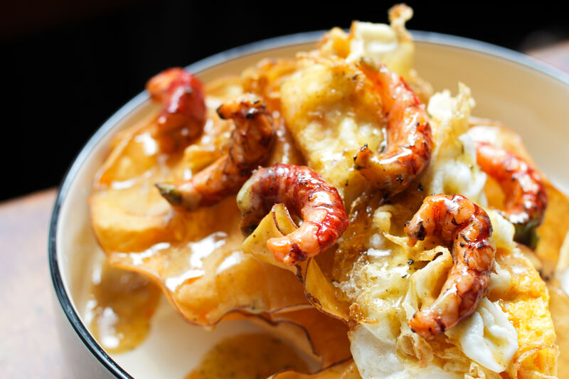 Huevos Camarones Batata Roja y Holandesa Trufada