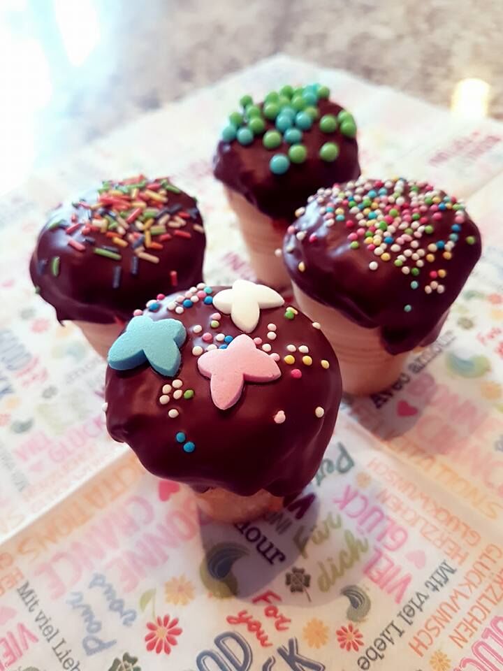 Kleine Kuchen im Waffelbecher