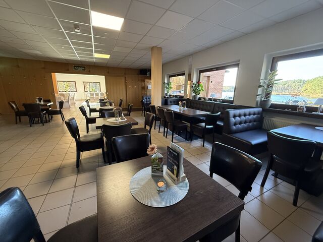 Unser Gastraum mit wohliger Atmosphäre und Ausblick