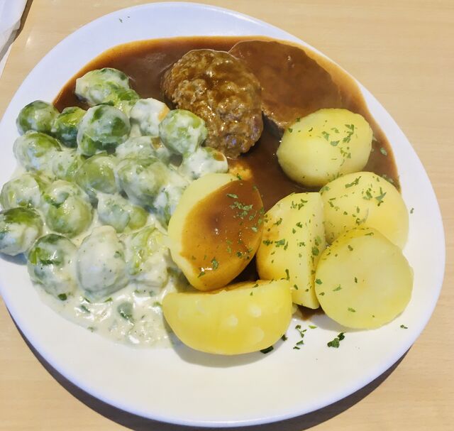 -Hackbraten mit Rahm-Rosenkohl, Salzkartoffeln und Bratensauce -