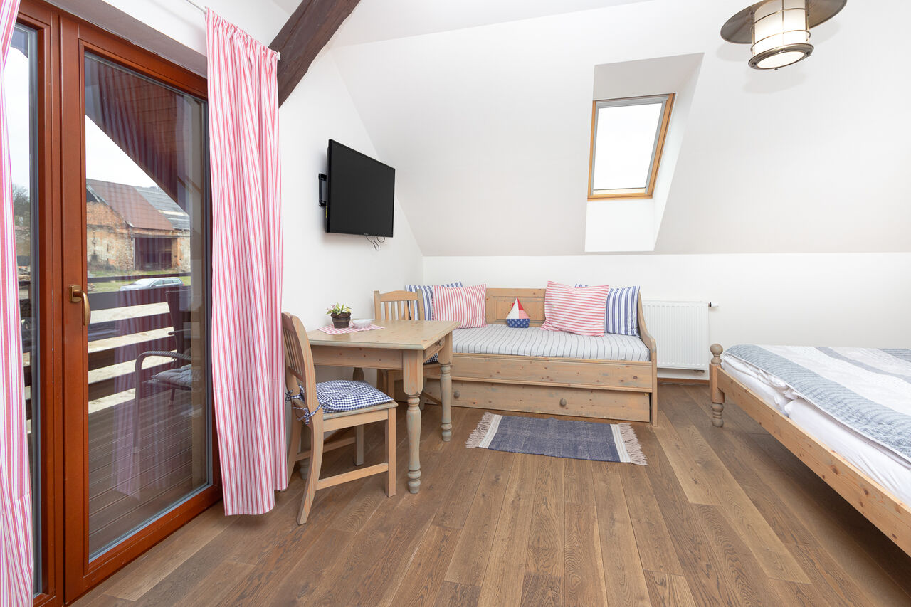 Posezení a přistýlka v pokoji č. 1