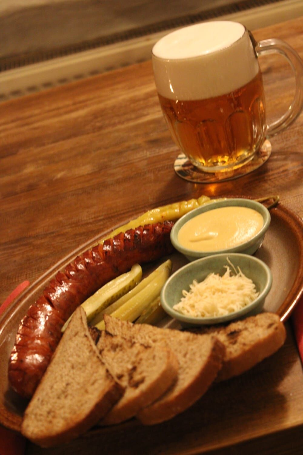 Grilovaná klobása s rozpečeným chlebem