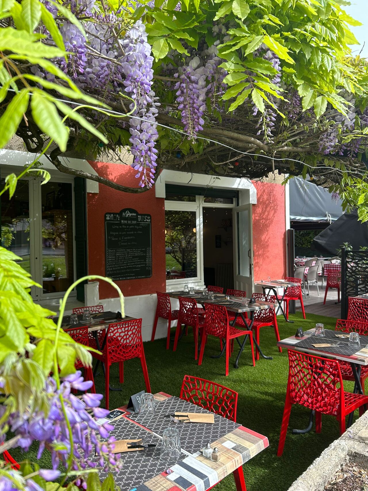 TERRASSE SOUS LA GLYCINE