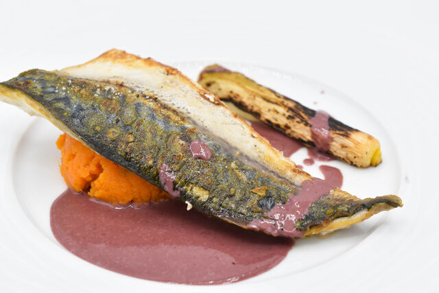 Filet de lisette, blanc de poireau brûlé, écrasé de patates douces, beurre rouge