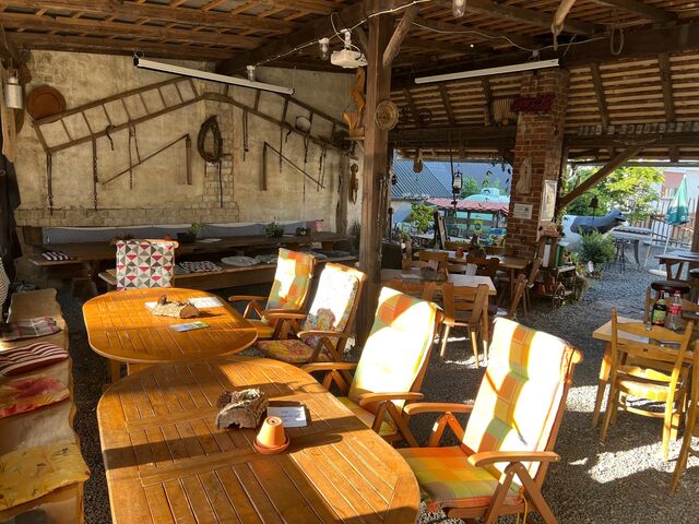 Überdachter Biergarten