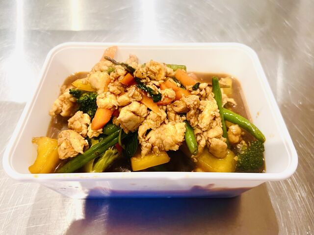 Gehacktes Hähnchen mit Gemüse in Austernsoße & Reis als Beilage