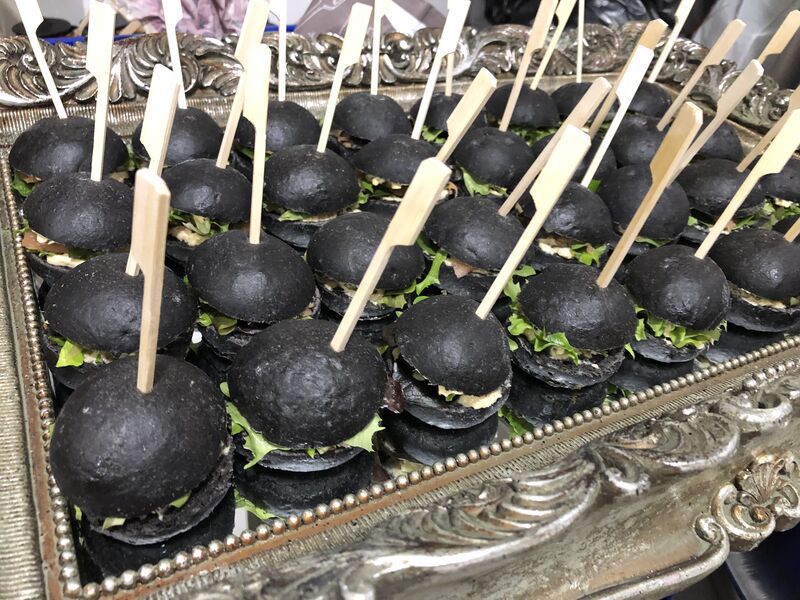 Mini Burger fromage frais aux herbes, salade, saumon fumé bio