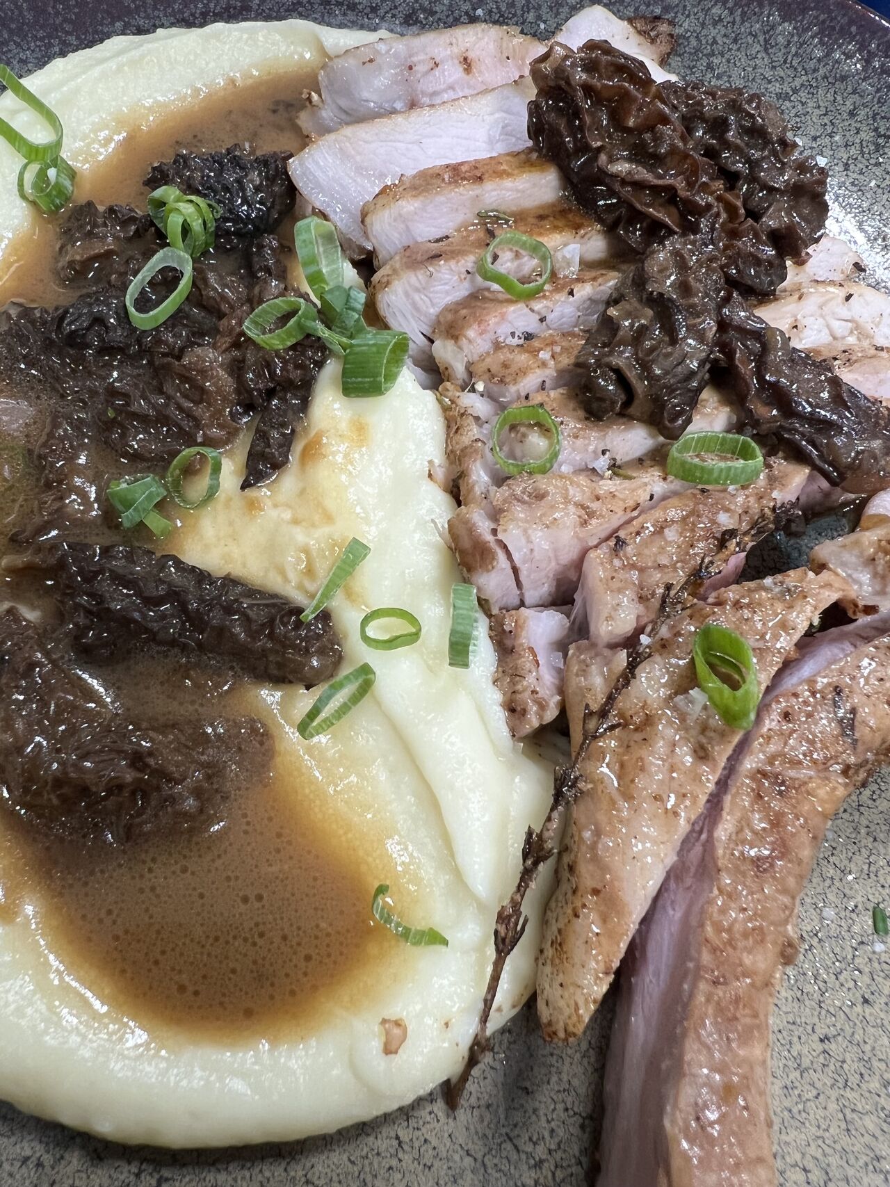 La Côte de Cochon de Champagne-Ardennes Sauce Morilles et Mousseline de Panais
