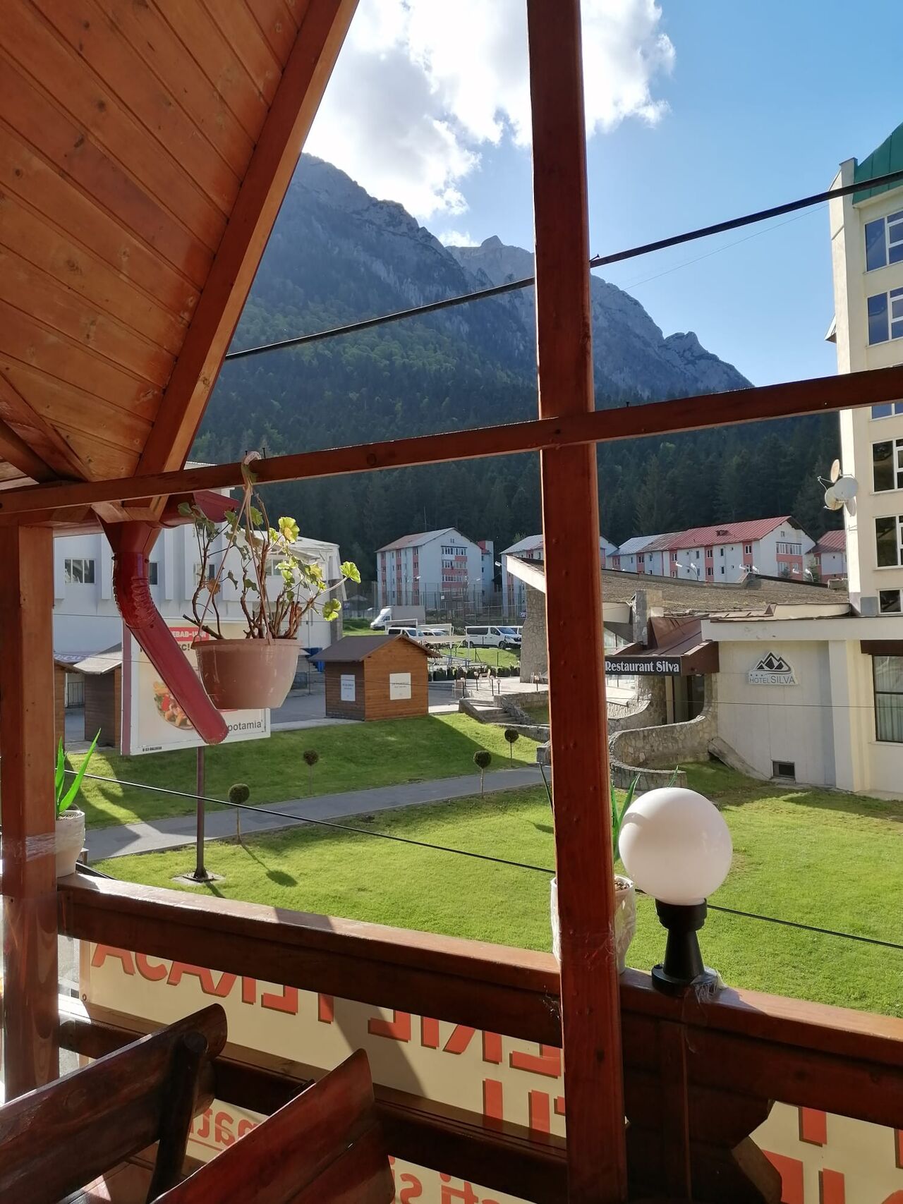 Savurează gustul tradiției… la aer curat! 🌲☀️