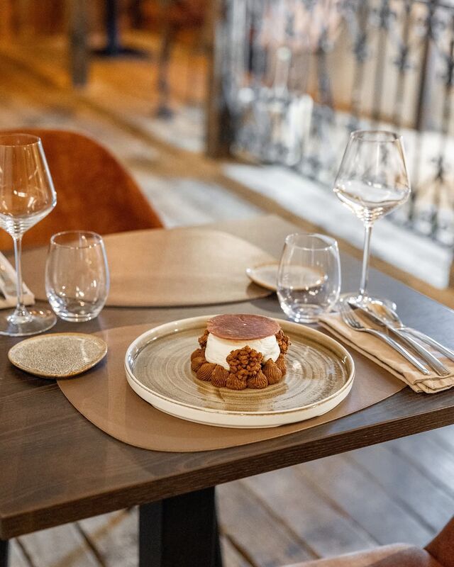 Le chocolat au lait en crémeux, noir en glace, blanc en espuma, Piment d'Espelette, Riz soufflé