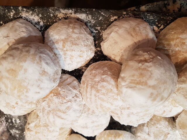 GATEAUX AUX DATTES
DATTES,NOIX,CANNELLE,BEURRE,FLEUR D'ORANGER
1,00 EURO/PIECE
20 EUROS LE KILO SUR COMMANDE