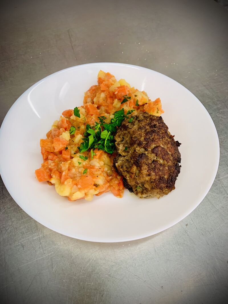 Kartoffel-Möhren-Stampf mit Frikadelle