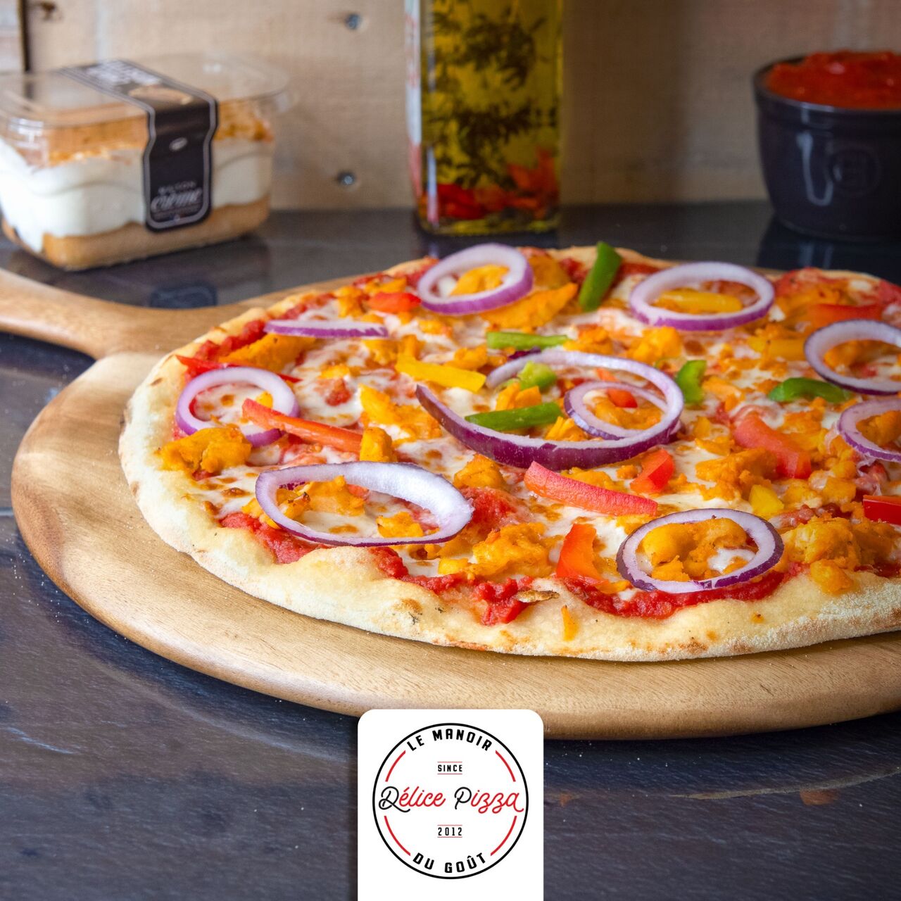 L’INDIENNE : sauce tomate, mozzarella, poulet tikka, oignons, poivrons, origan.