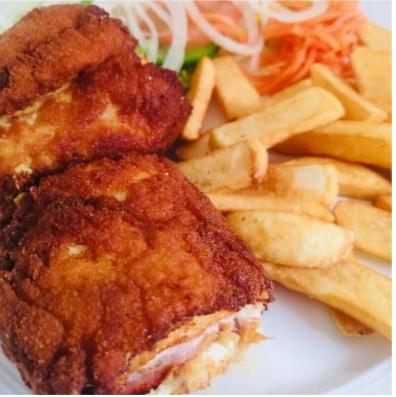 CORDÓN BLEU CON PATATAS FRITAS Y ENSALADA