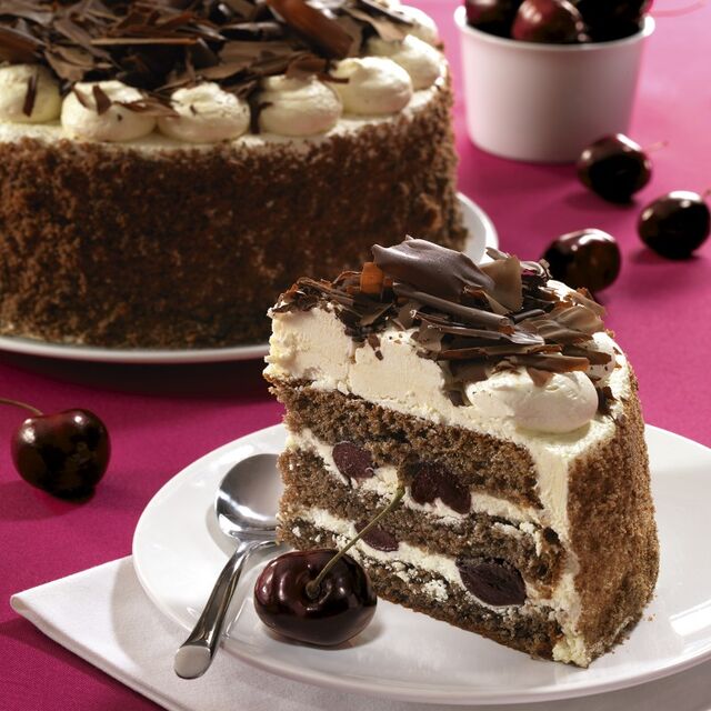 FORÊT NOIRE
Dès 2,31€ la part
Crème au kirsch, cerises noires et génoise chocolat, le tout recouvert de copeaux de chocolat.
