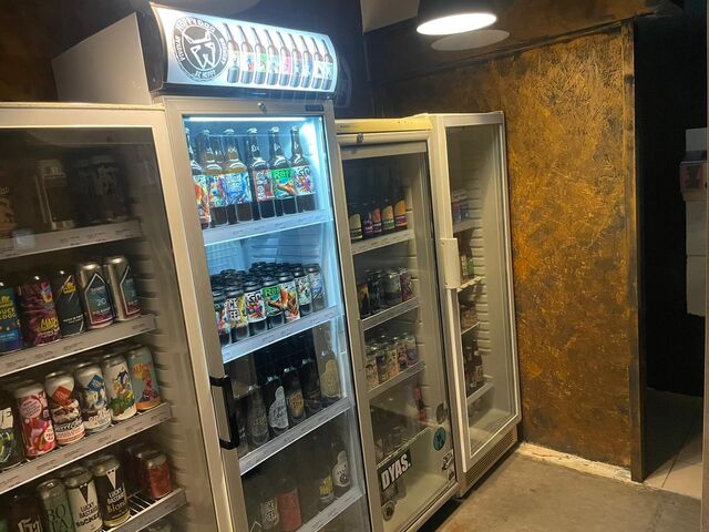 4 lednice plné plechovek a lahví alka i nelaka z minipivovarů