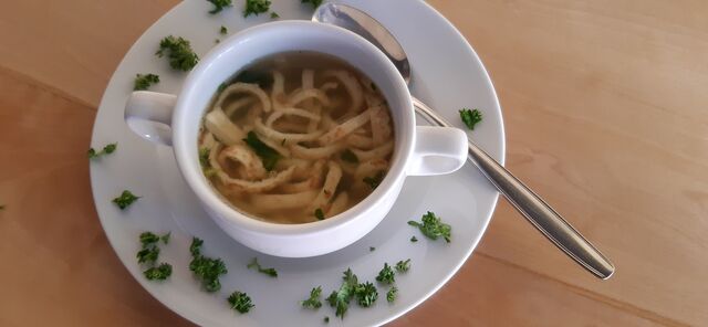 Flädlessuppe in Gemüsebrühe