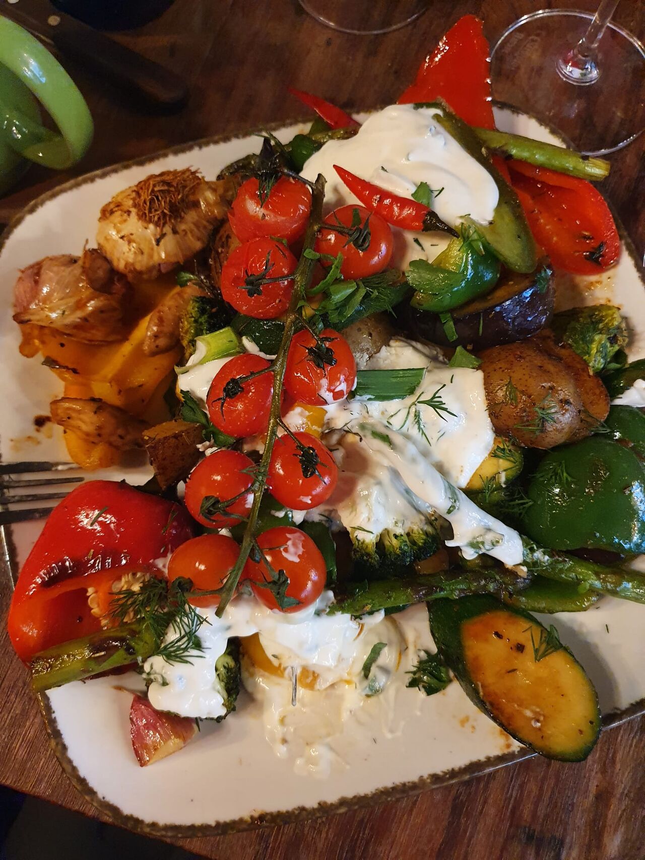 Gemüsepfanne mit Kräuterquark an Rosmarin-Thymian-Kartoffeln