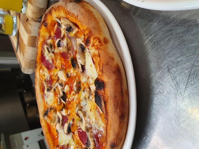 Pizza (salame e funghi).