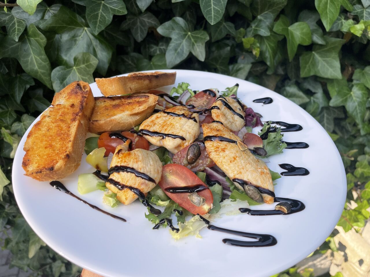 Sałatka z kurczakiem i pieczywem czosnkowym 