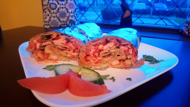 Chicken meat roll ? kawałki kurczaka marynowane w przyprawach z sałatką i z sosem ?