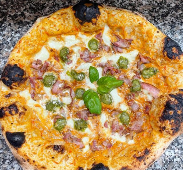 👉🏼 crema di peperoni 🫑, pesto di basilico 🍃pancetta nostrana e provola d Agerola 😍