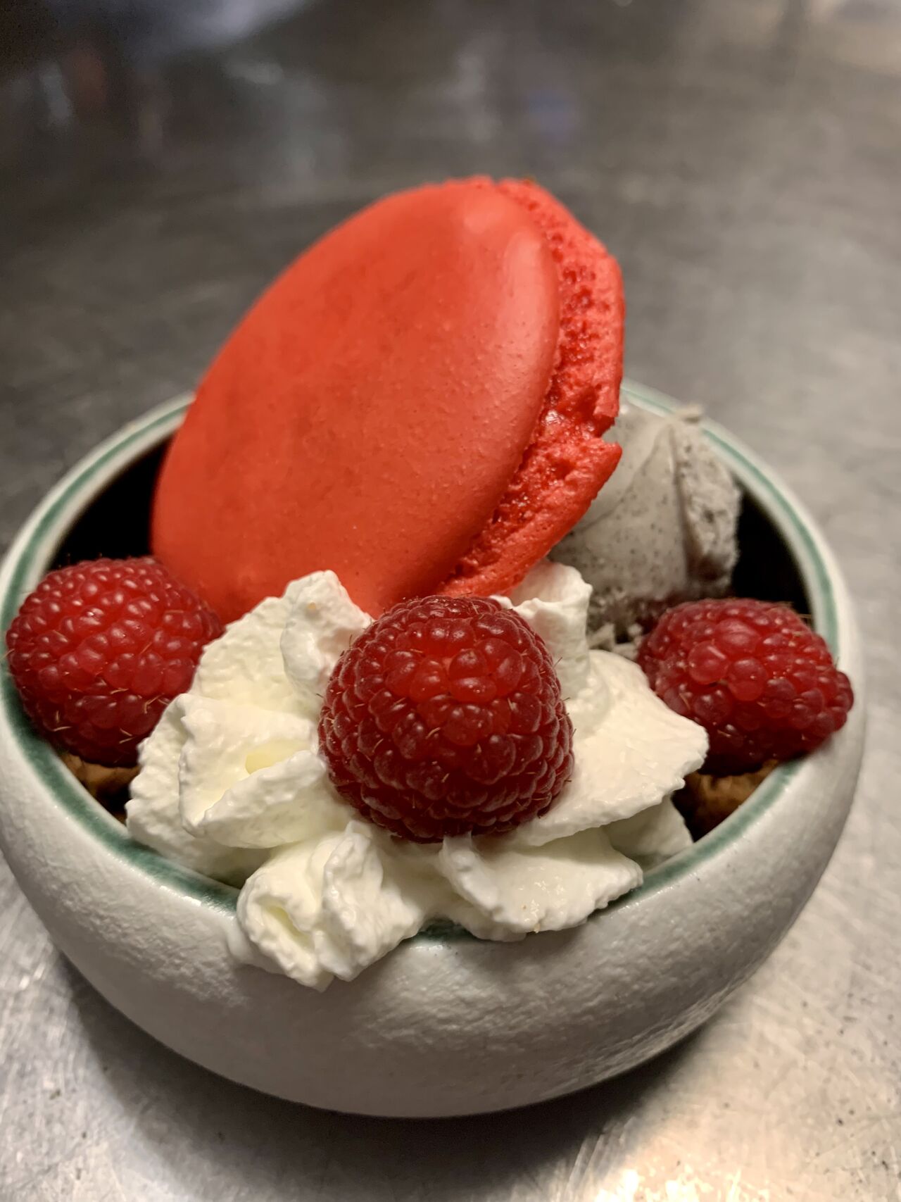 Crumble framboise, glace sésame noir et macaron