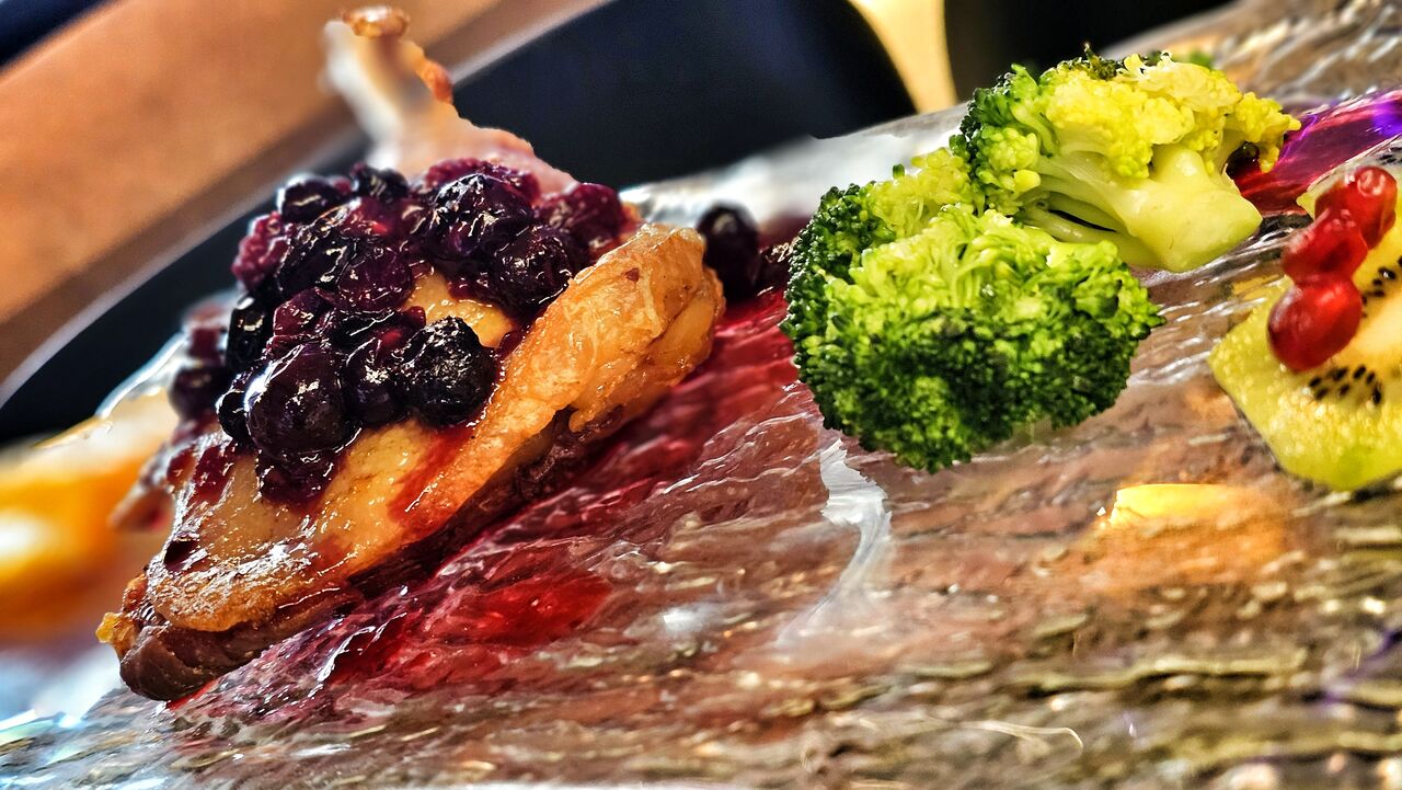 Confit de Pato bañado en frutas del bosque 