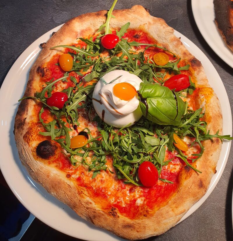 La Burittana : tomates, burrata, mozarella, roquette, basilic, jambon cru