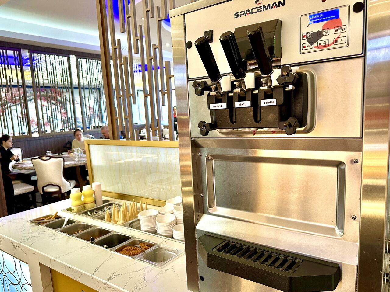 Glaces à l'italienne et tout ces topping aux choix. dans un bol ou en cornet à vous de choisir