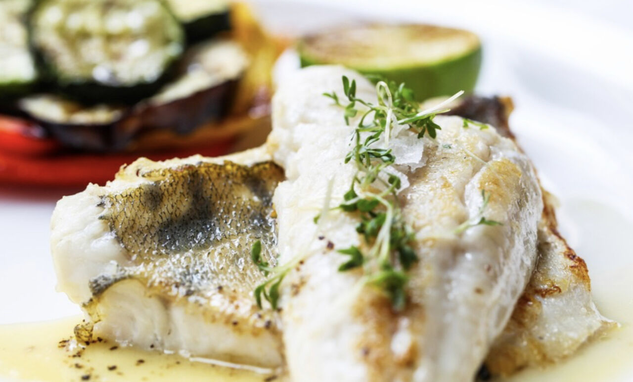 Zanderfilet auf der Haut gebraten