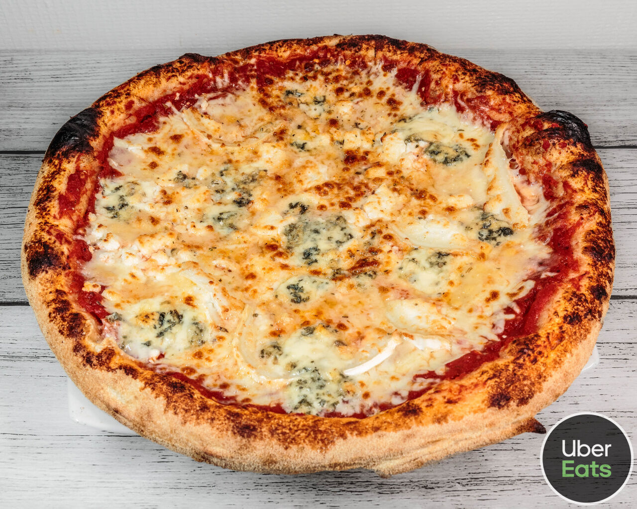 Sauce tomate, mozzarella, parmesan, chèvre, roquefort, origan 14,90 €