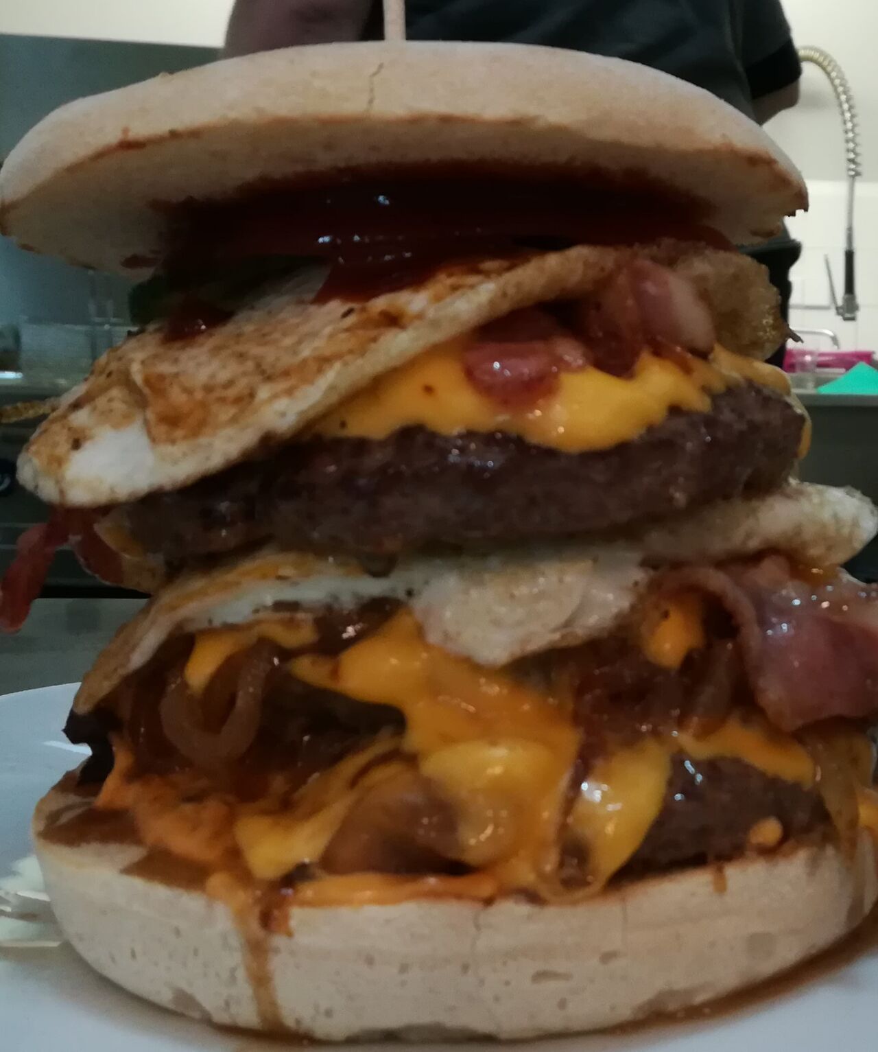 Giant Burger: 450gr. Rinderhack, 2 Spiegeleier, geschmorte Zwiebeln, Bacon und Käse