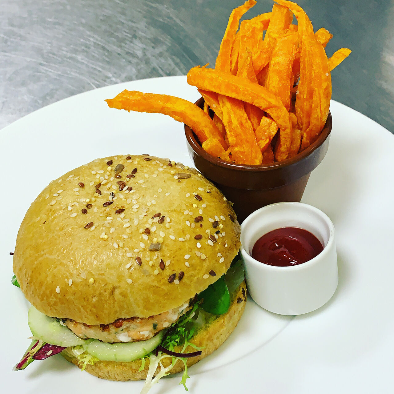 Burger de saumon frais, frites de patate douce