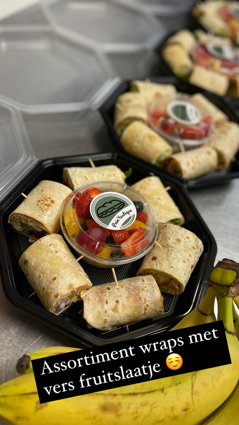 Assortiment wraps met vers fruitslaatje