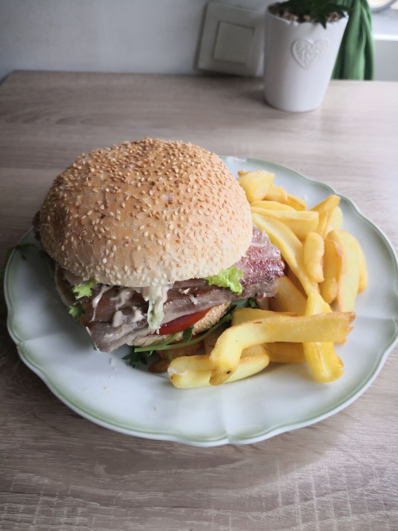 Hamburger od tune sa pomfritom