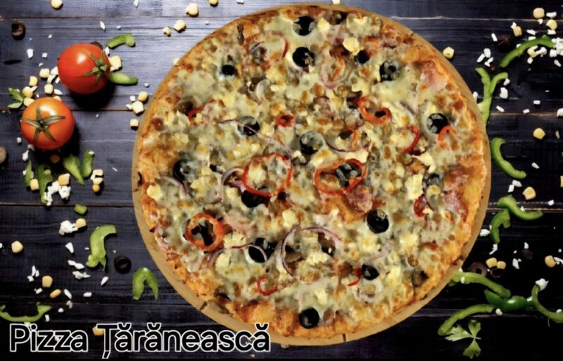 Sos rosii, mozzarella, bacon, cârnați, ciuperci, ardei, măsline, ceapa roșie, branza telemea