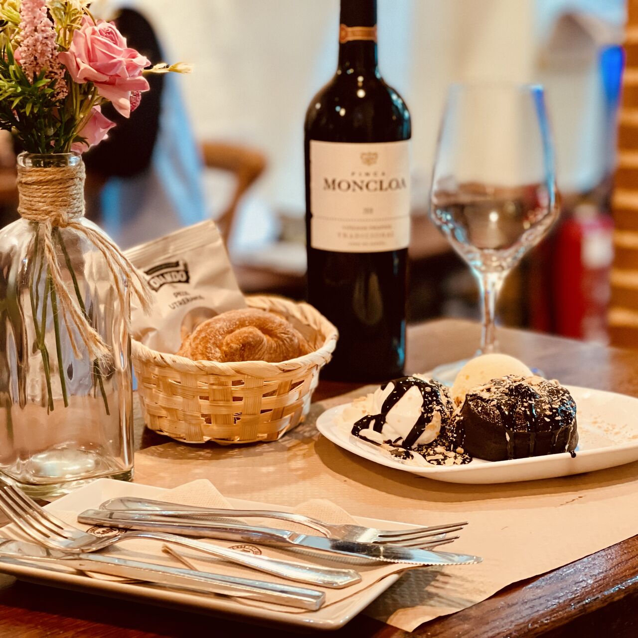 Coulant de chocolate, helado de vainilla y nata