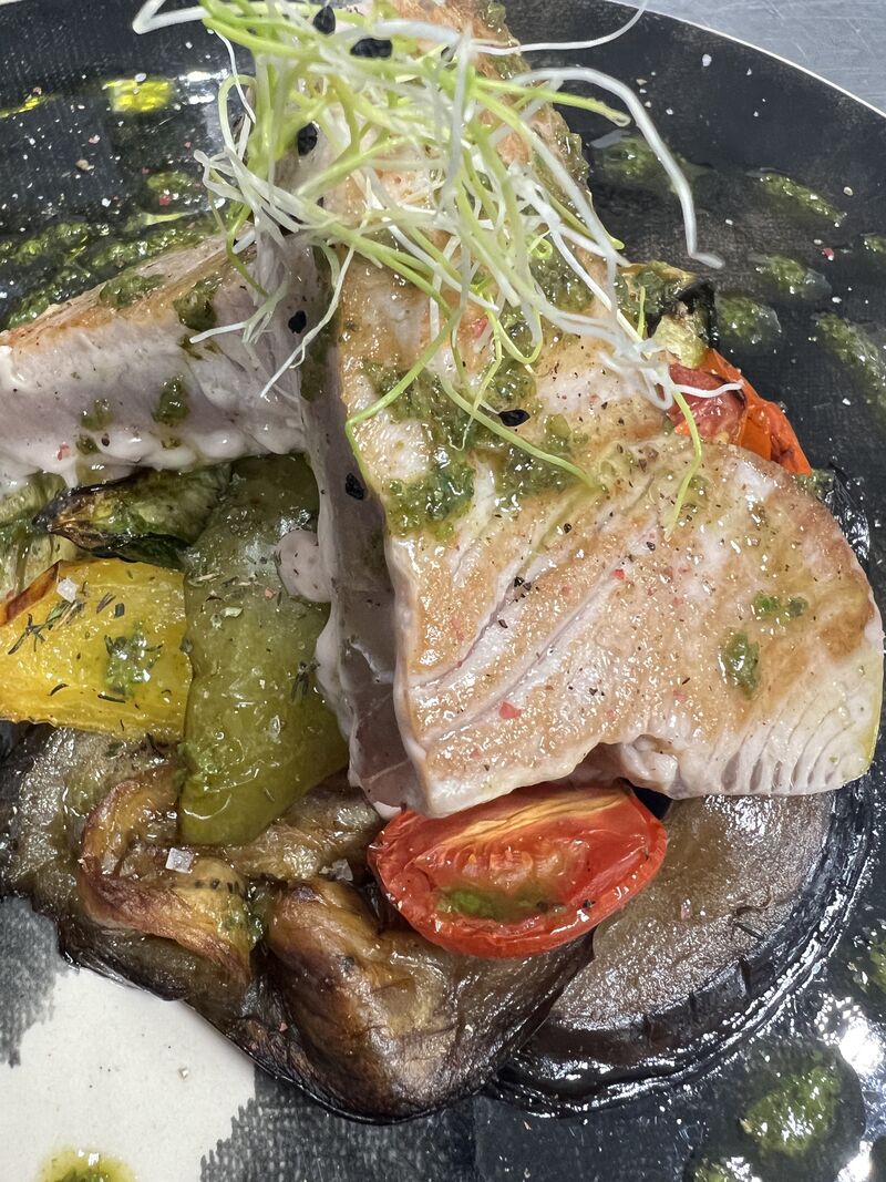 Le Steak de Thon Mi-Cuit, Basilicade, Aubergines, Poivrons et Courgettes à la Plancha