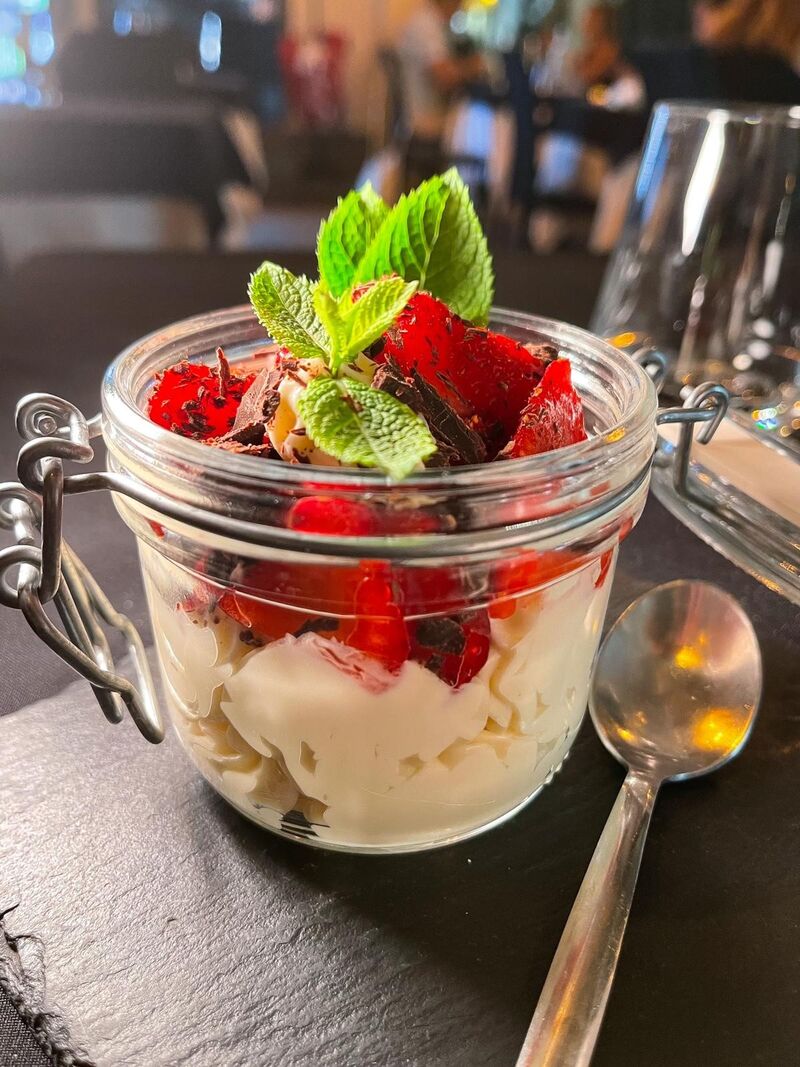 Dolci: Tagliata di Fragole, crema di cioccolato bianco e scaglie di cioccolato
(senza glutine)
