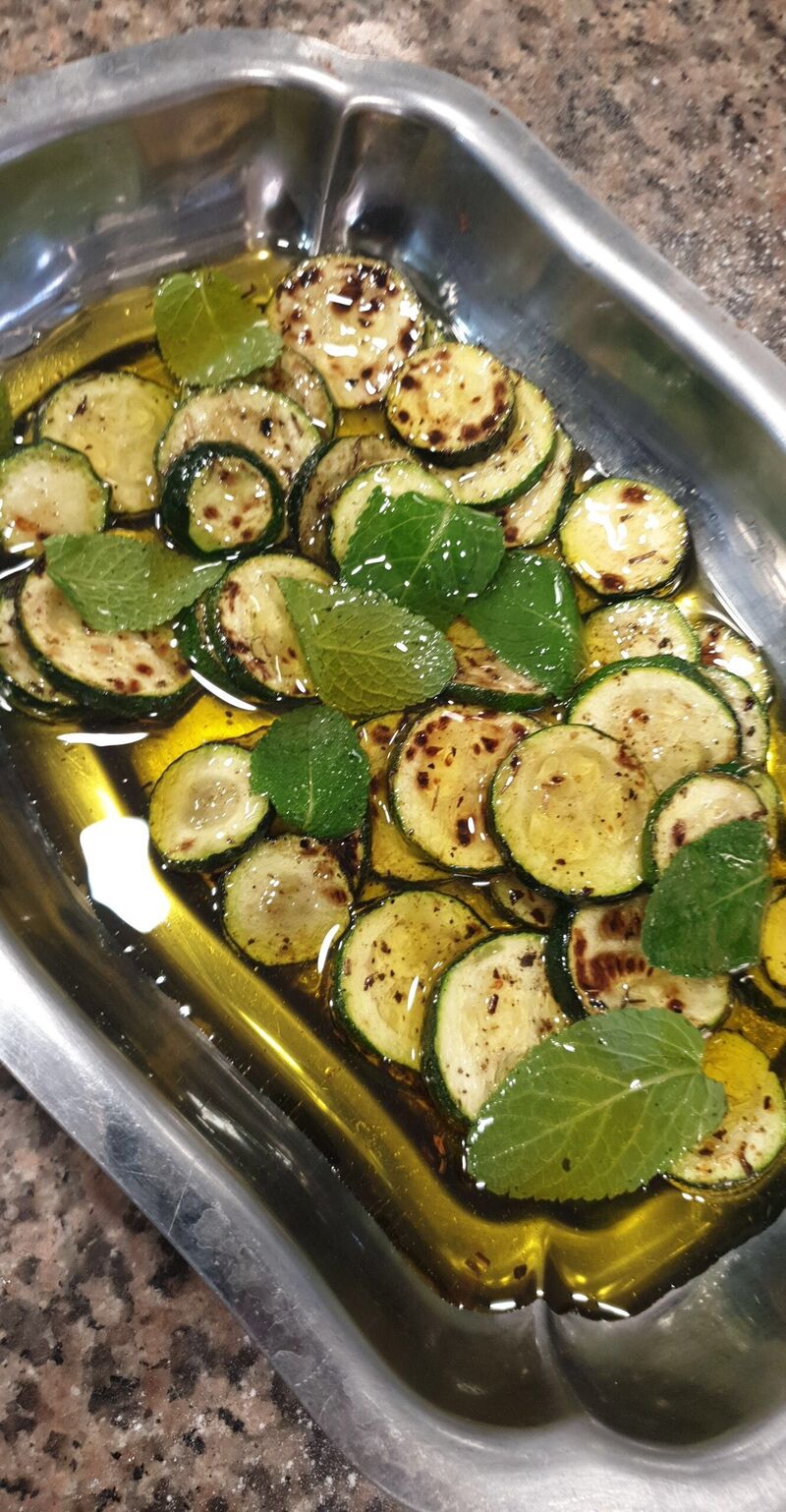 Courgettes grillées aux feuilles de menthe