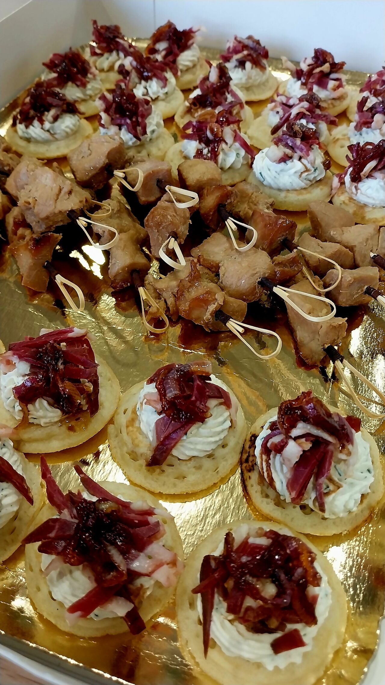 Blinis magret de canard, mascarpone aux herbes, oignon caramélisé et brochettes de poulet mariné soja