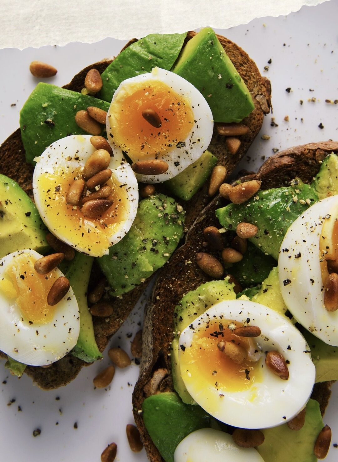 Salade d'avocats, épinard et oeuf mollet