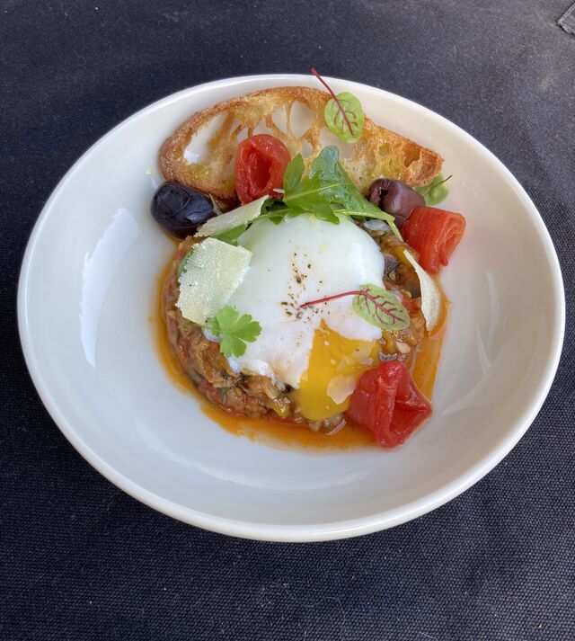 Caponata et œuf parfait. Un plat végétal typique méditerranéen où l'on retrouve toutes les saveurs du sud.