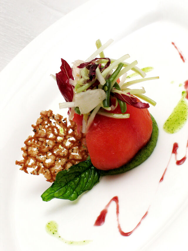 pomodoro ripieno con caprino e pistacchi di bronte ,pesto di zucchine e croccante al vino