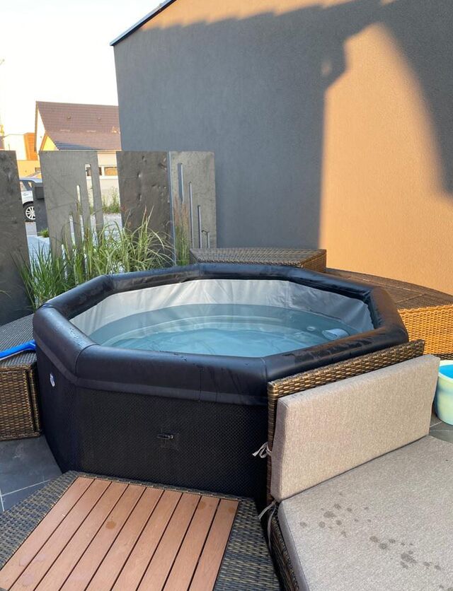 Le jacuzzi...rien de tel pour se relaxer après avoir découvert notre belle région.