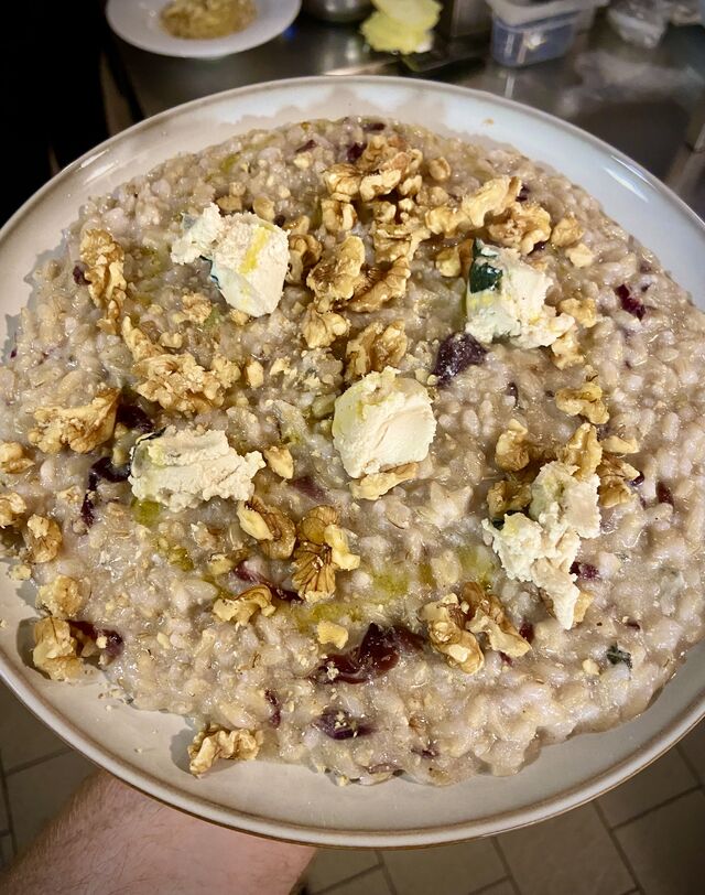 Risotto integrale con radicchio, gorgonzola vegetale e noci
