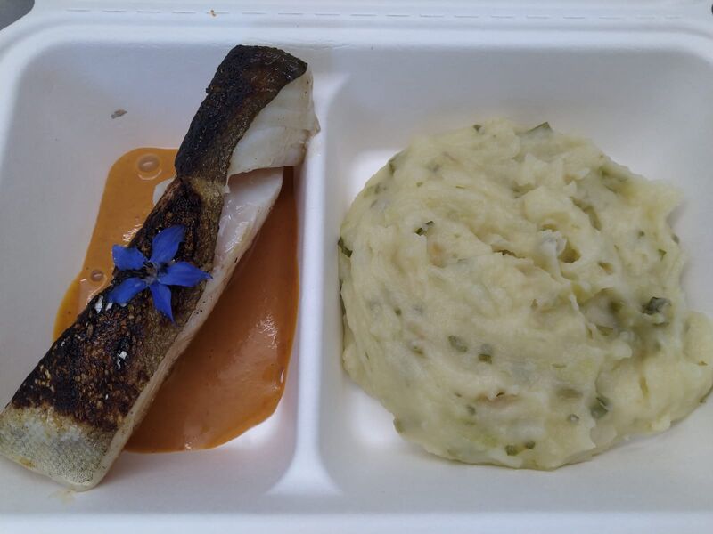 Pavé de cabillaud, écrasée de pommes de terre à l'aillet, sauce huile d'olive, poivrons grillées et piment d'espelette