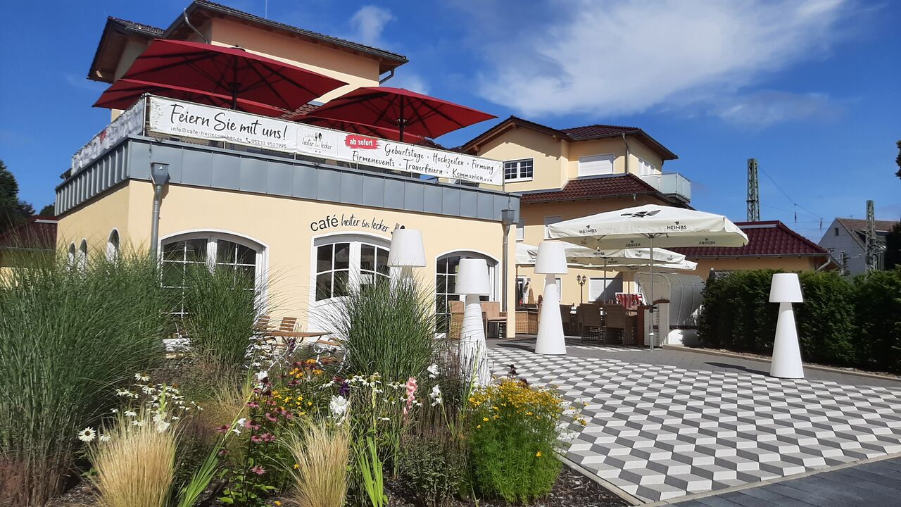 Unser Café heiter bis lecker mit seinem einladenden Sonnen-Innenhof sowie der großen Dachterrasse. 